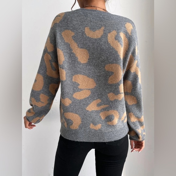 NWOT Cozy oversized Drop Shoulder Fluffy Knit Sweater in Grey w/rust brown - S - Picture 2 of 8